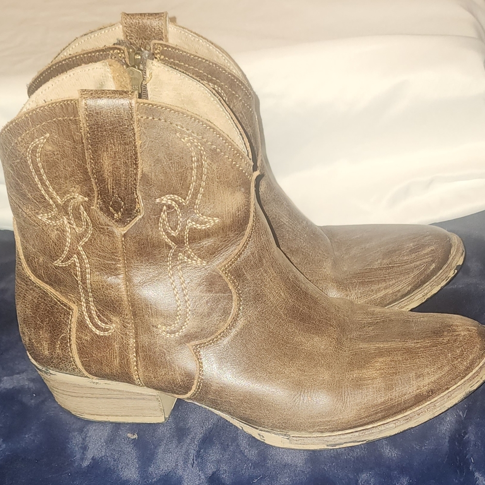 Circle G Women's Embroidered Tobacco Fashion Bootie Distressed Brown